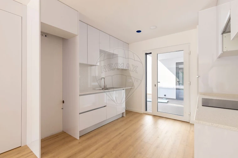 Moradia T2 para Venda em Santa Maria, São Pedro e Matacães Foto 4