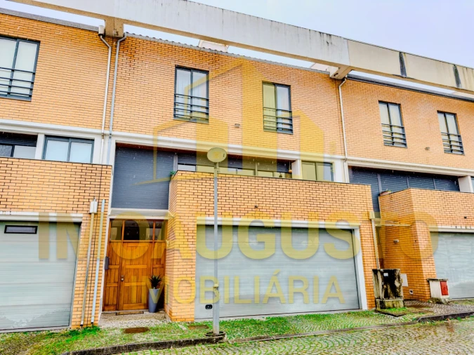Moradia T4 para Venda em Seia, São Romão e Lapa dos Dinheiros Foto 1