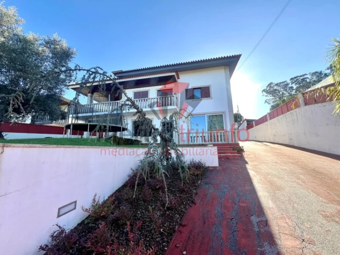 Moradia T4 para Venda em Cruz Foto 5