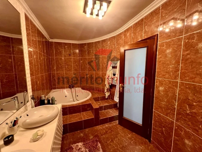 Moradia T4 para Venda em Cruz Foto 36