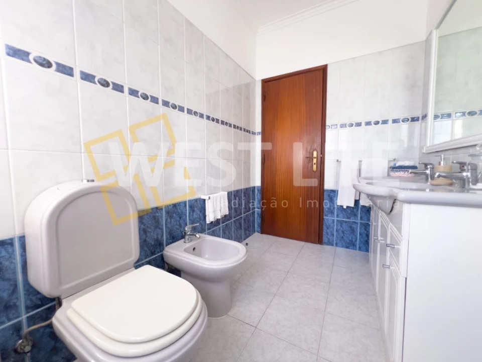 Moradia T4 para Venda em Carvoeira Foto 26