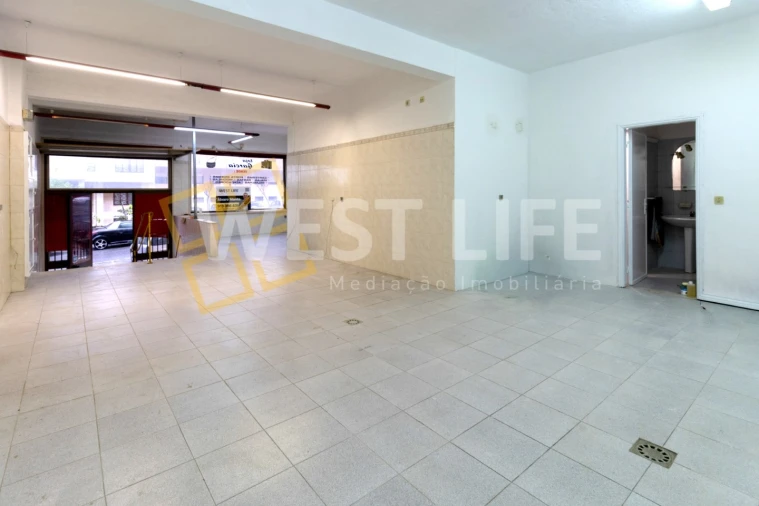 Loja para Arrendamento em Rio de Mouro