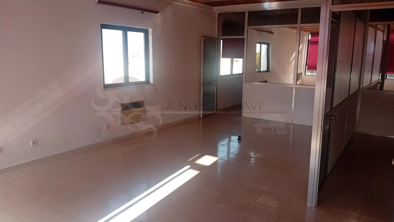 Loja para Arrendamento em Charneca de Caparica e Sobreda Foto 1