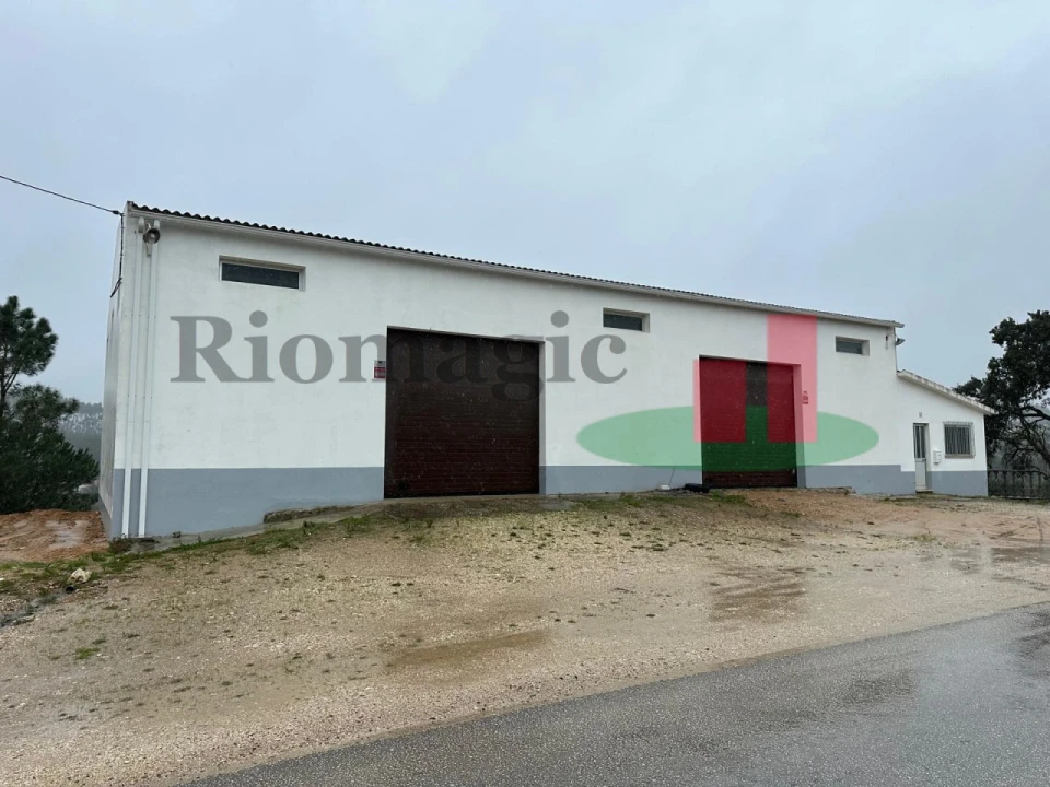 Armazém para Arrendamento em São Sebastião Foto 1