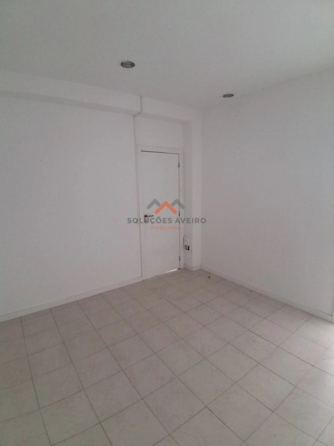 Loja para Arrendamento em Recardães e Espinhel Foto 8