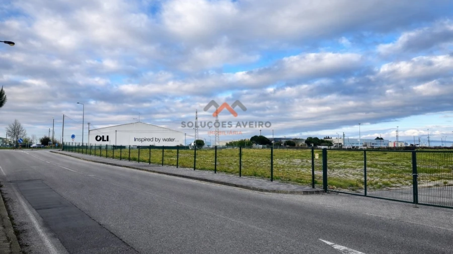 Terreno Comércio / Armazém para Venda em Esgueira
