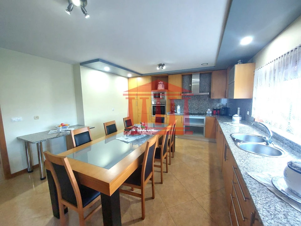 Moradia T4 para Venda em Carvalhas Foto 14