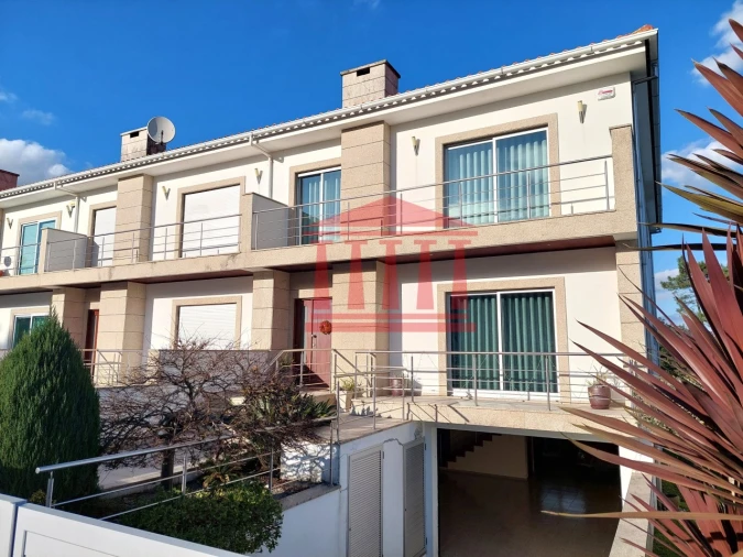 Moradia T4 para Venda em Carvalhas Foto 4