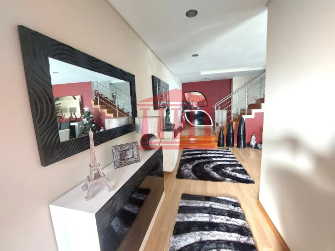 Moradia T4 para Venda em Carvalhas Foto 5