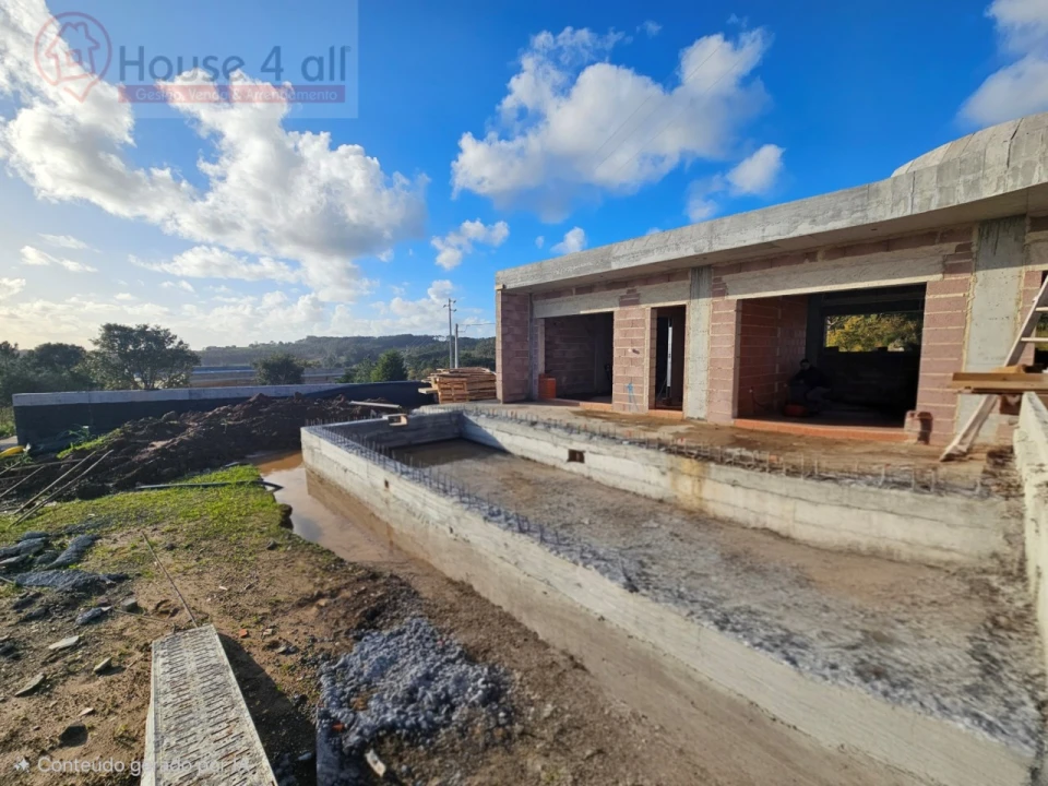 Moradia T3 para Venda em Salir de Matos Foto 8