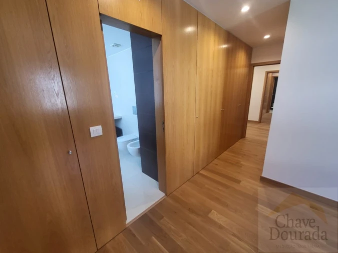 Apartamento T4 para Arrendamento em Sé Nova, Santa Cruz, Almedina e São Bartolomeu Foto 9