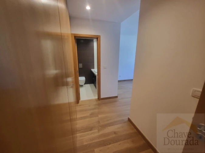 Apartamento T4 para Arrendamento em Sé Nova, Santa Cruz, Almedina e São Bartolomeu Foto 14