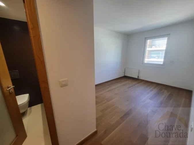 Apartamento T4 para Arrendamento em Sé Nova, Santa Cruz, Almedina e São Bartolomeu Foto 15