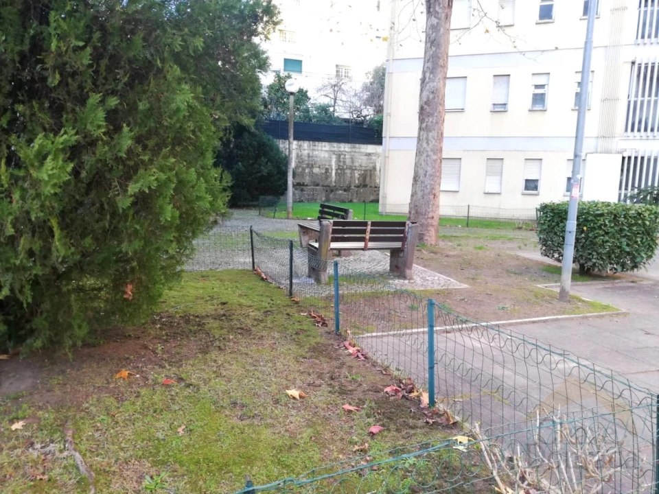 Apartamento T1 para Arrendamento em Santo Antonio dos Olivais Foto 9