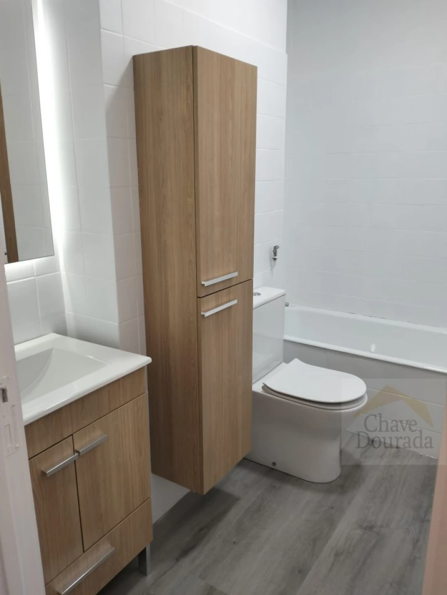 Apartamento T1 para Arrendamento em Santo Antonio dos Olivais Foto 5