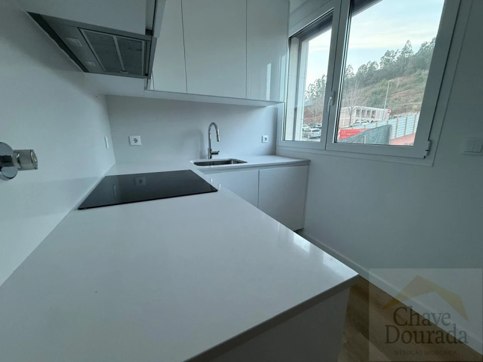 Apartamento T1 para Arrendamento em Santo Antonio dos Olivais Foto 1