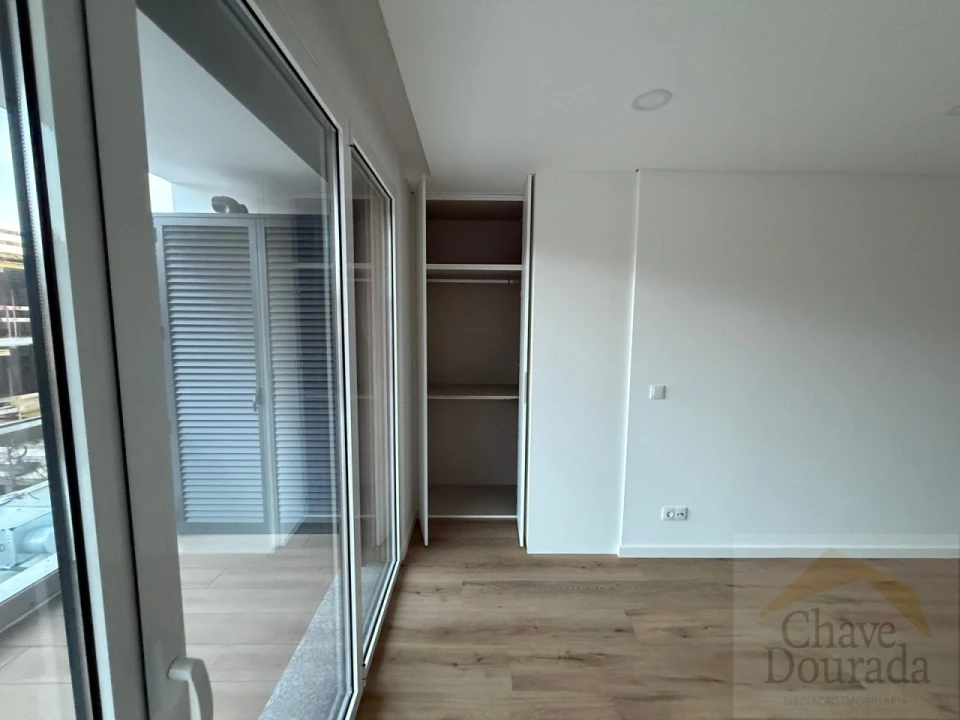 Apartamento T1 para Arrendamento em Santo Antonio dos Olivais Foto 7