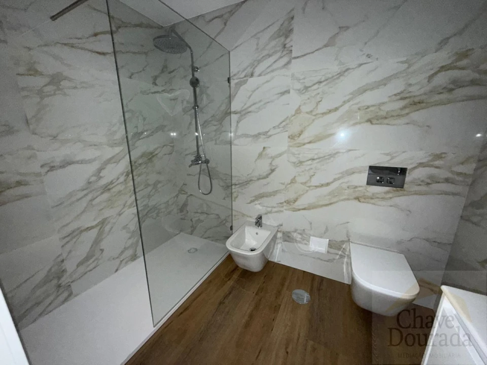 Apartamento T1 para Arrendamento em Santo Antonio dos Olivais Foto 9