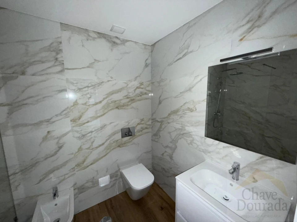 Apartamento T1 para Arrendamento em Santo Antonio dos Olivais Foto 10