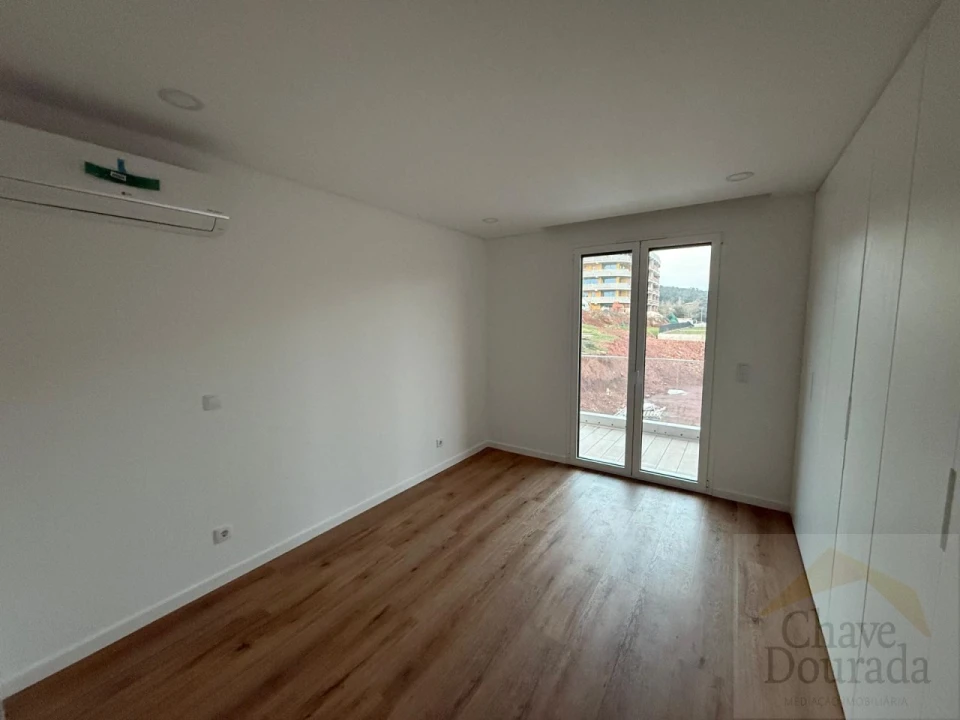 Apartamento T1 para Arrendamento em Santo Antonio dos Olivais Foto 11