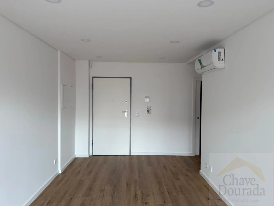 Apartamento T1 para Arrendamento em Santo Antonio dos Olivais Foto 13