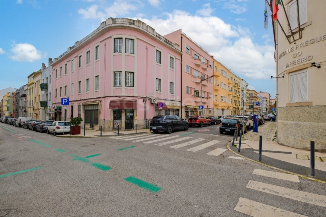 Apartamento T3 para Venda em Areeiro Foto 3