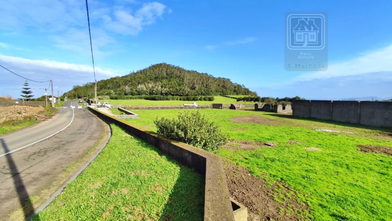 Terreno para Venda em Pico da Pedra Foto 1