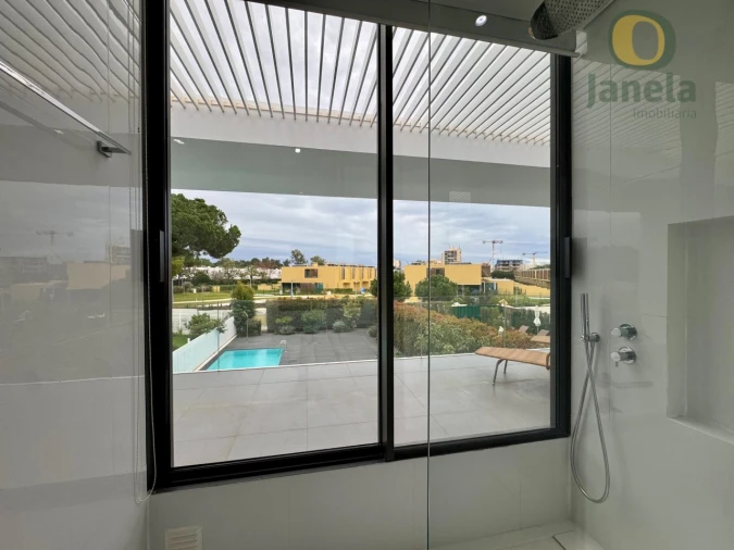 Moradia T4 para Venda em Quarteira Foto 13