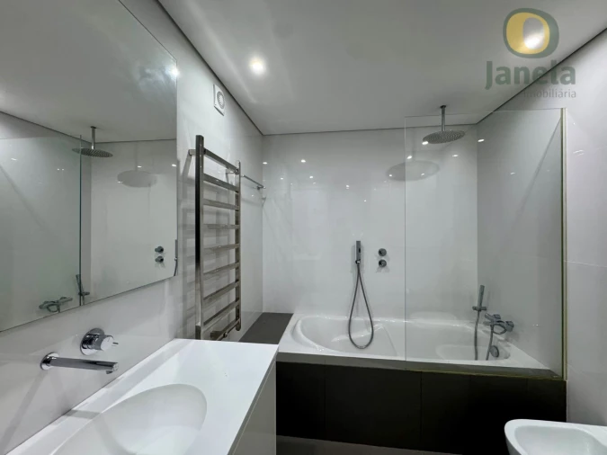 Moradia T4 para Venda em Quarteira Foto 33