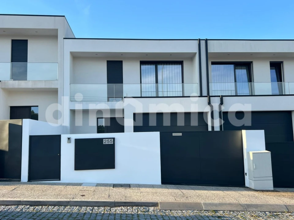 Moradia T3 para Venda em Antas e Abade de Vermoim Foto 27