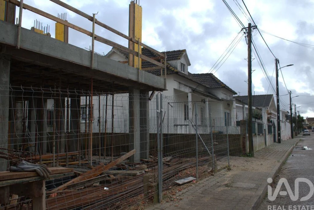 Moradia T4 para Venda em Amora Foto 7