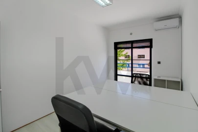 Escritório para Arrendamento em São Domingos de Rana