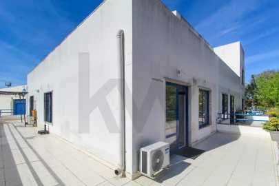 Escritório para Arrendamento em São Domingos de Rana