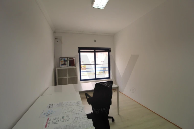 Escritório para Arrendamento em São Domingos de Rana