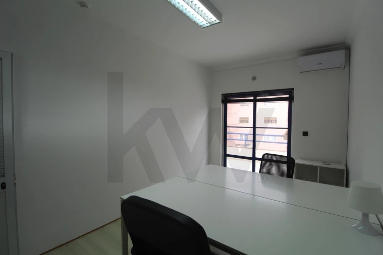 Escritório para Arrendamento em São Domingos de Rana Foto 9