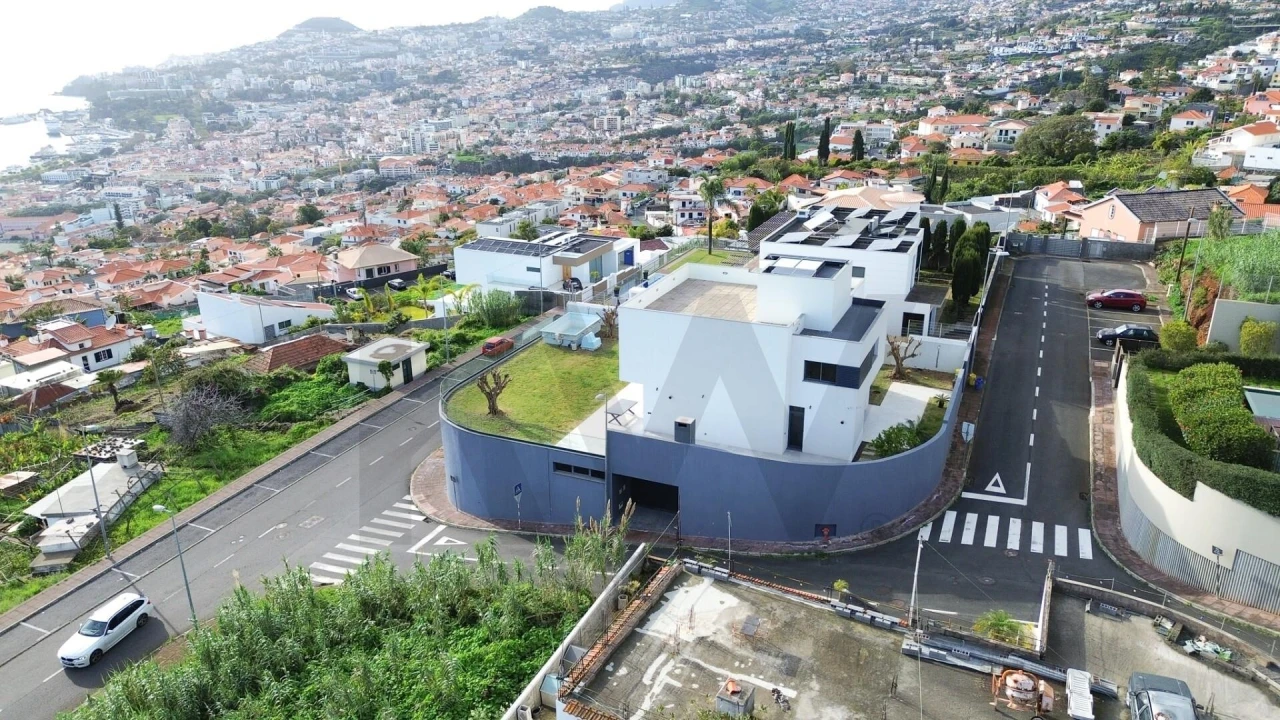 Moradia T4 para Venda em Funchal (Santa Maria Maior) Foto 1