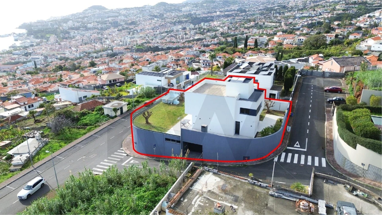 Moradia T4 para Venda em Funchal (Santa Maria Maior) Foto 40