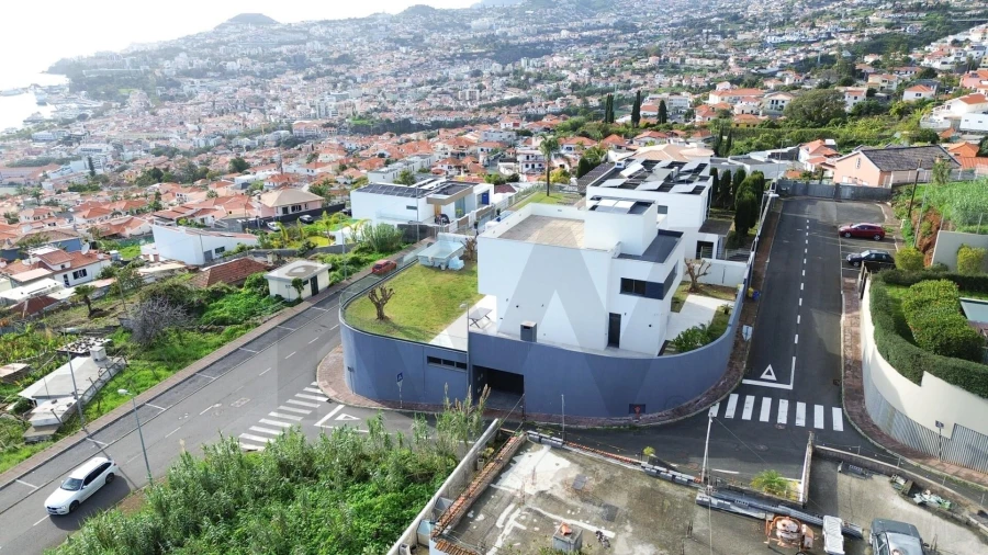 Moradia T4 para Venda em Funchal (Santa Maria Maior) Foto 1