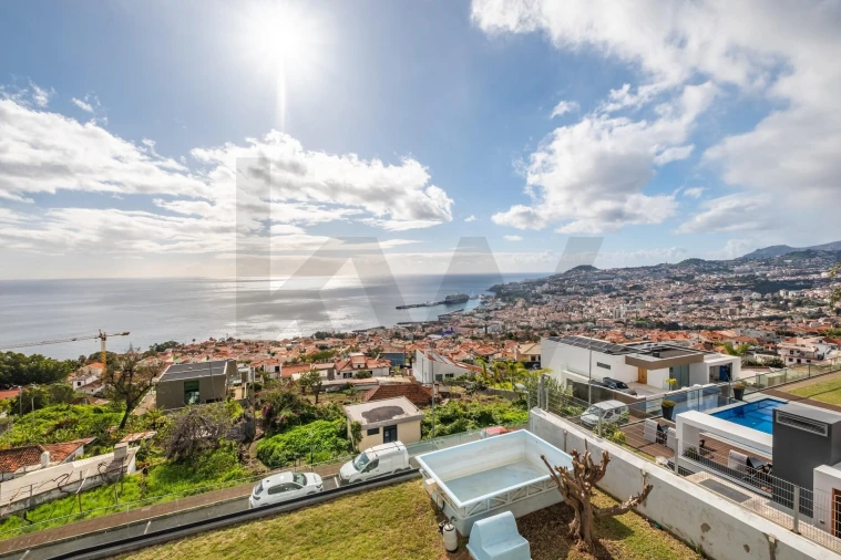 Moradia T4 para Venda em Funchal (Santa Maria Maior) Foto 2