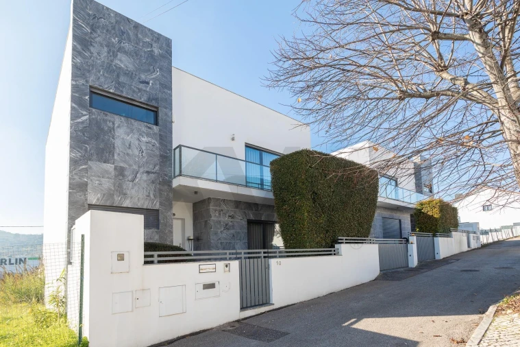 Moradia T4 para Venda em Pontinha e Famões Foto 2