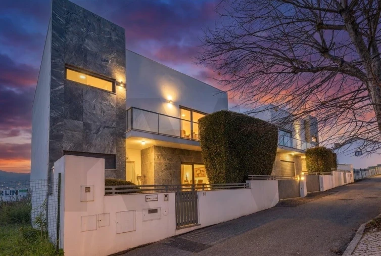 Moradia T4 para Venda em Pontinha e Famões