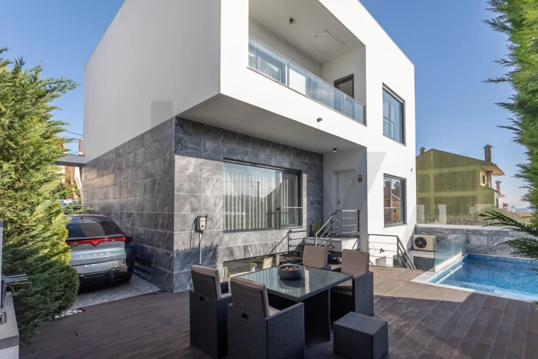 Moradia T4 para Venda em Pontinha e Famões Foto 31