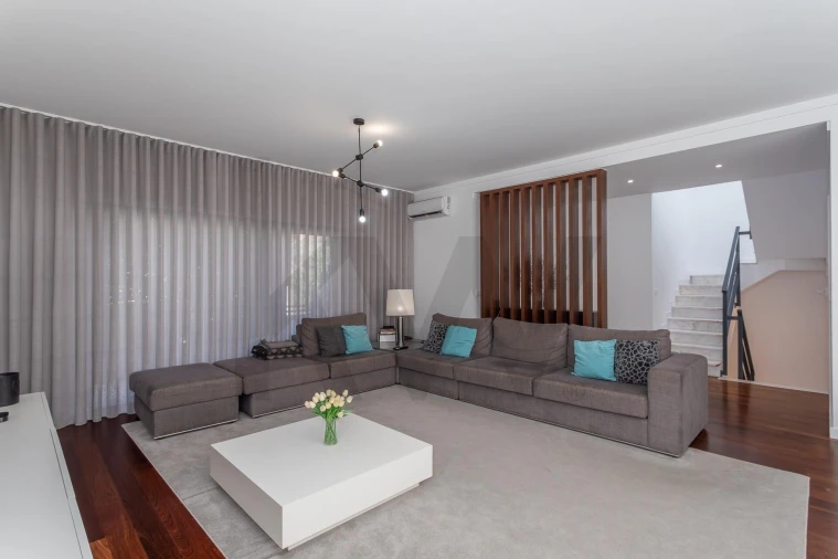 Moradia T4 para Venda em Pontinha e Famões Foto 12