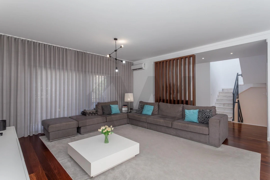 Moradia T4 para Venda em Pontinha e Famões Foto 12