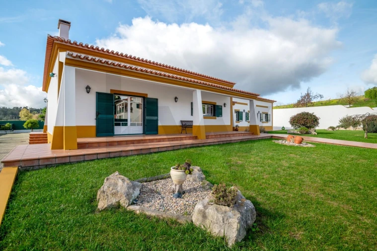 Moradia T4 para Venda em Alcoentre Foto 1