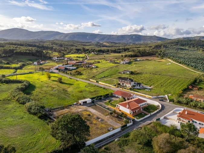 Moradia T4 para Venda em Alcoentre Foto 49