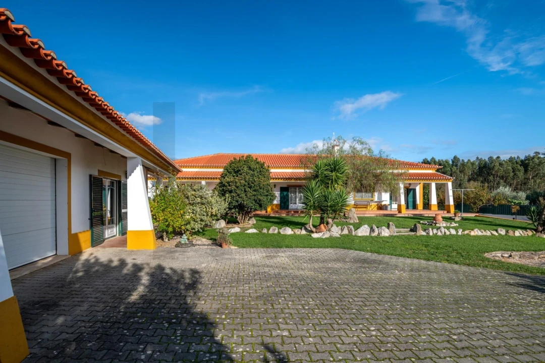 Moradia T4 para Venda em Alcoentre Foto 38