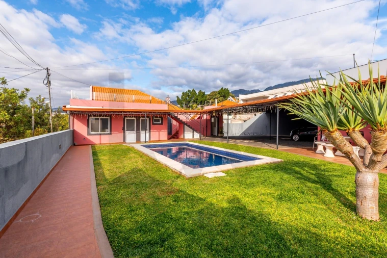 Moradia T4 para Venda em Funchal (Santa Maria Maior) Foto 1