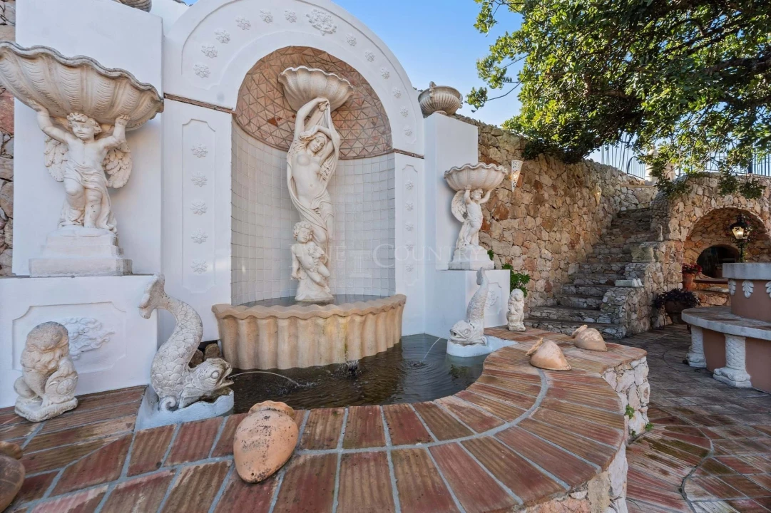 Moradia T4 para Venda em Santa Barbara de Nexe Foto 5