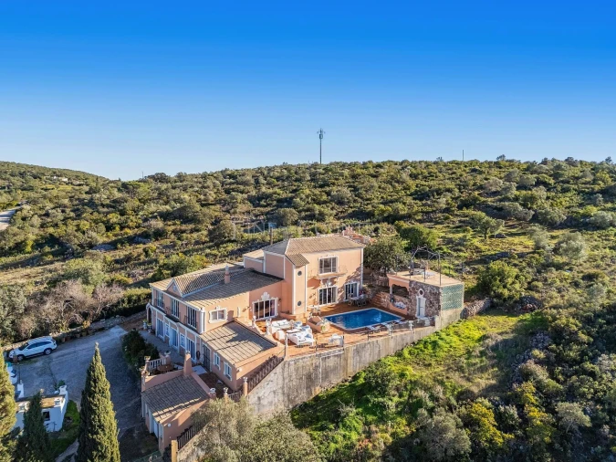 Moradia T4 para Venda em Santa Barbara de Nexe Foto 1